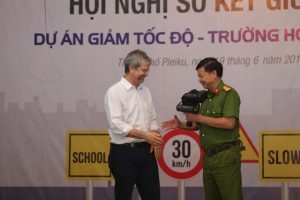 Raoul Powlowski of the Global Road Safety Partnership symbolically providing Mr. Luu Dinh Canh of the Pleiku Police with a speed gun to assist with enforcement