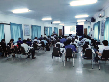 Mr. Kim Pagna makes a presentation to gathered governors, private sector stakeholders, and development partners.