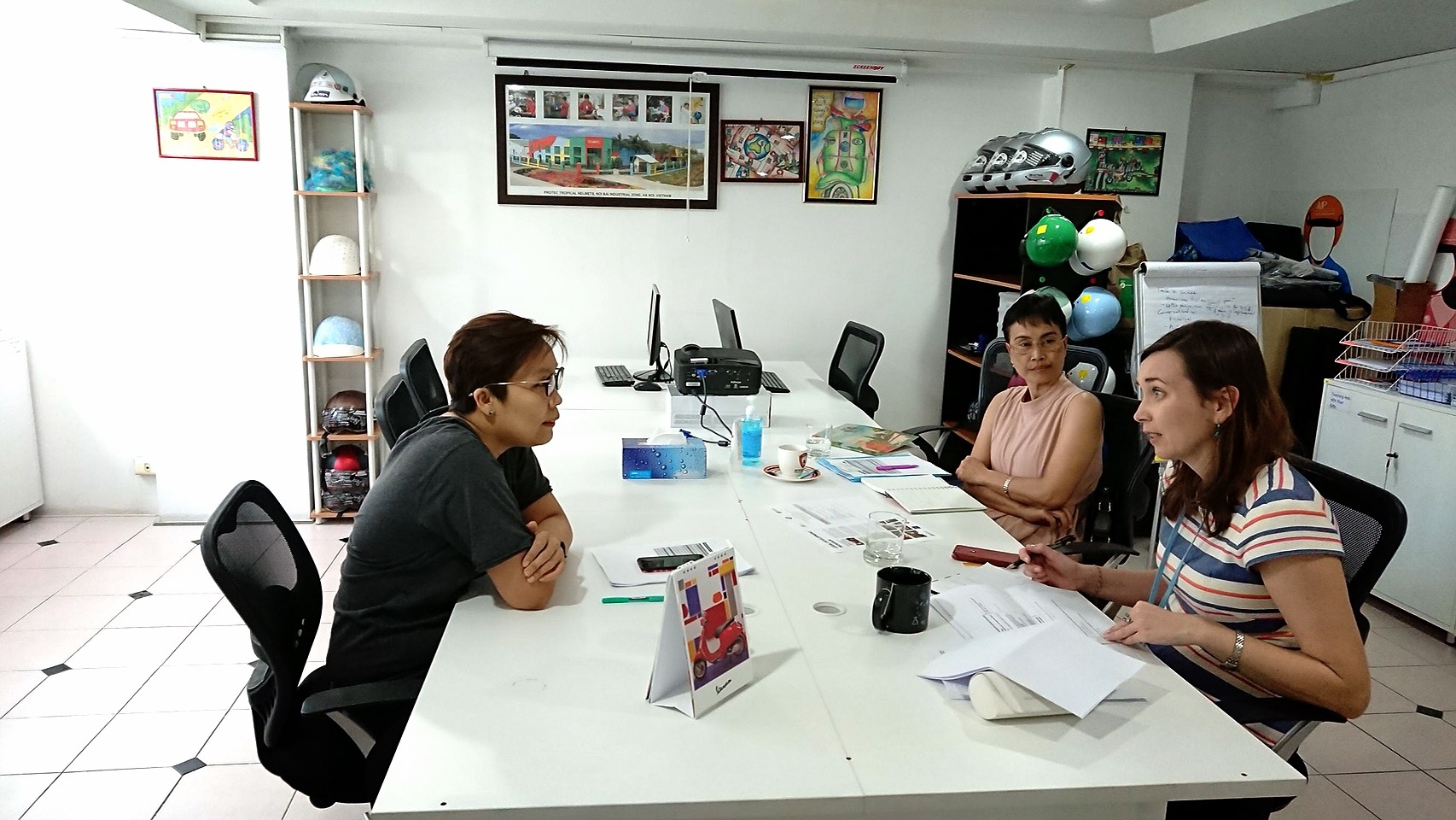 Thailand Country Manager Oratai Junsuwanaruk meets with representatives from Internews.