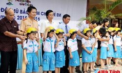 Provincial Representatives Committee on road safety, the Ministry of Education and Training, AIP Foundation, and Johnson & Johnson donated helmets for students Credit: Baohatinh.vn