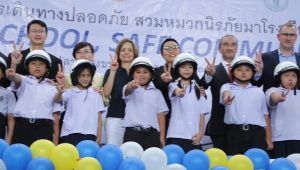 Students, sponsors, and guests at the helmet handover ceremony at Wat Rachasingkorn School.