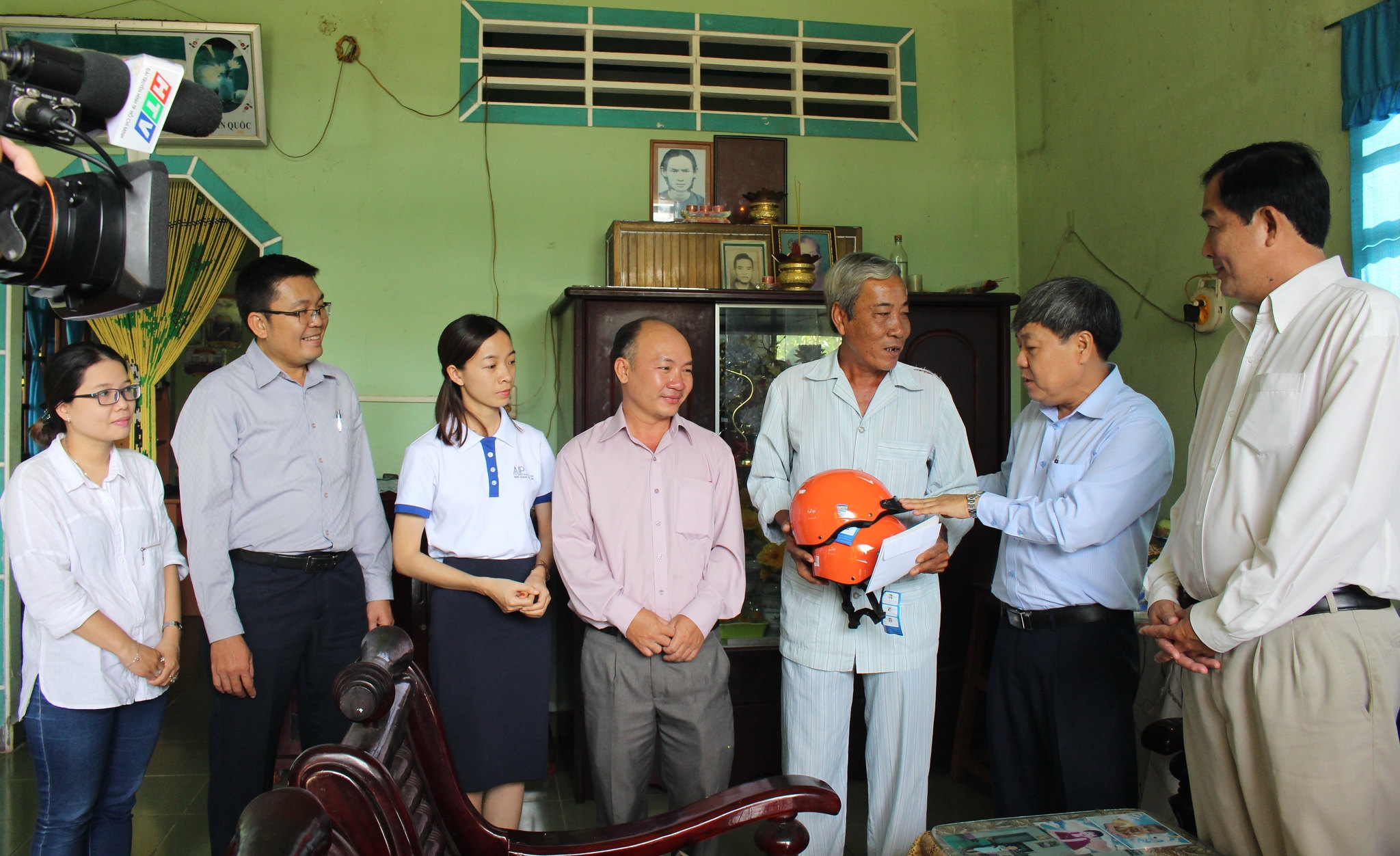 Xuan from our Ho Chi Minh City team joined local government officials to visit the families of seven road crash victims killed or seriously injured due to a road crash in Ho Chi Minh City.