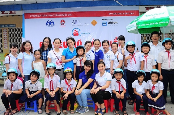Abbott employees volunteer to promote helmet use and road safety skills among students