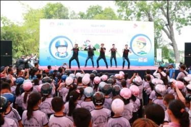 Popular Vietnamese artists show how much they ‘love helmets’