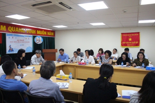 Representatives from six targeted primary schools in Ho Chi Minh City, AIP Foundation, and HCMC’s Traffic Safety Committee at the Helmets for Families year-end review workshop.