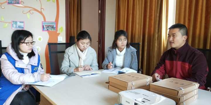 AIP Foundation’s Youde Tang facilitates a capacity building training with local nonprofit Tongchuang Social Service Center.