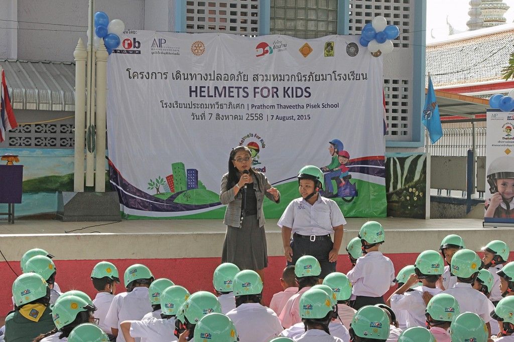 Một buổi lễ trao tặng mũ bảo hiểm được tổ chức tại Bangkok.
