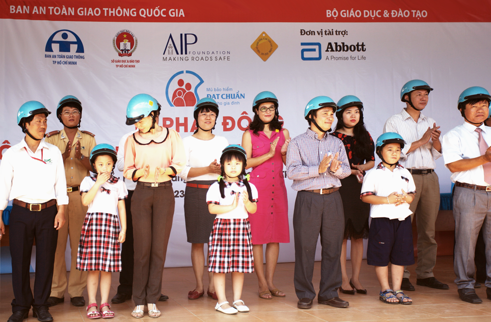 AIP Foundation and Abbott hold the first Helmets for Families event – School parents can now exchange their low quality helmets with standard helmets