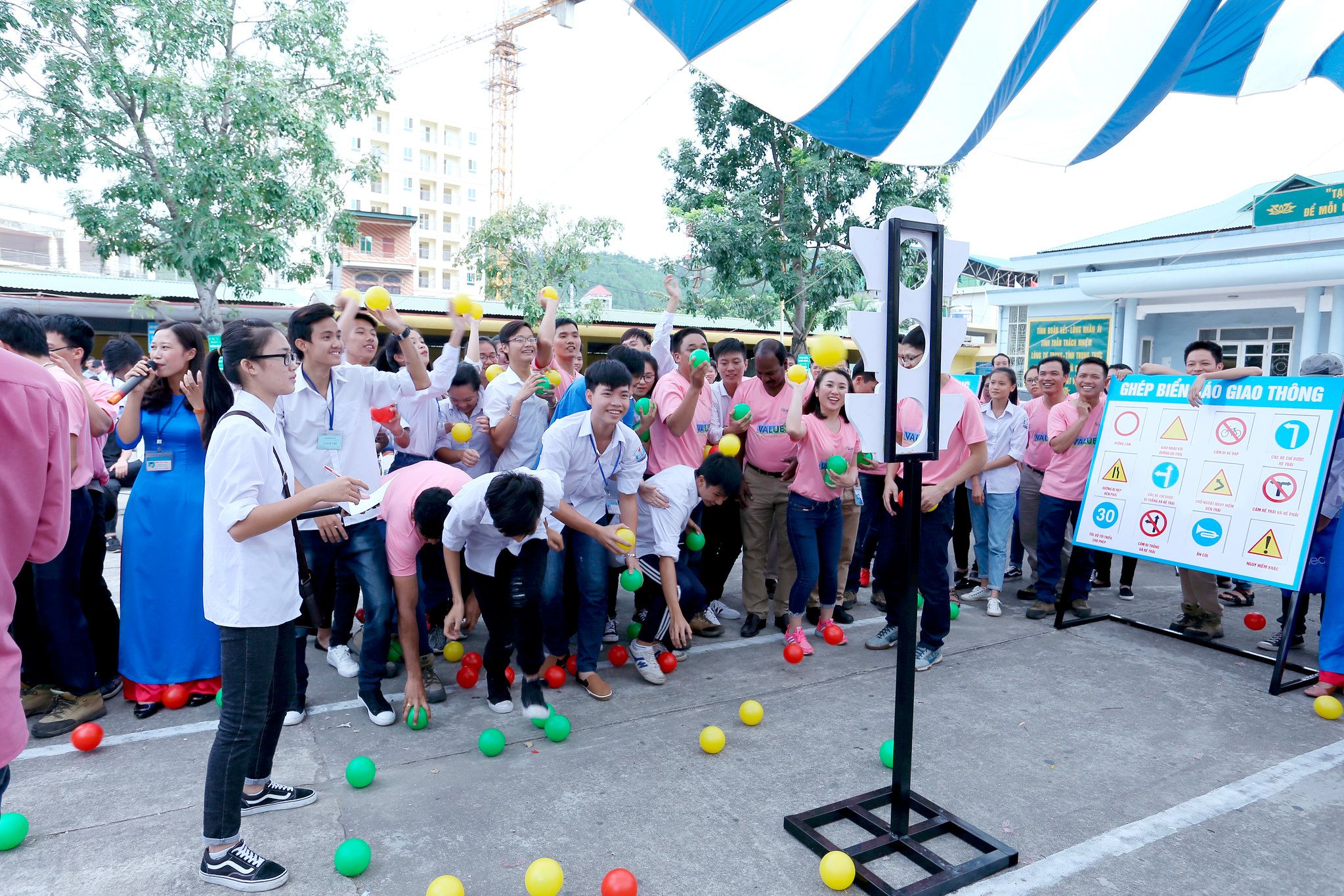 Students participate in road safety-themed games during a “Values Day” celebration in Quang Ninh Province.