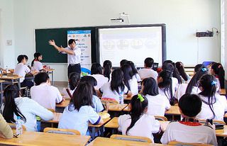 Học sinh tham dự buổi tập huấn của dự án “Tiếng nói qua hình ảnh” sử dụng nhiếp ảnh để dạy trẻ em về đi bộ an toàn.