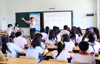 Học sinh tham dự buổi tập huấn của dự án “Tiếng nói qua hình ảnh” sử dụng nhiếp ảnh để dạy trẻ em về đi bộ an toàn.