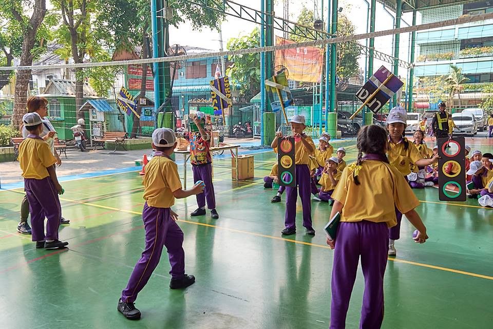 Students participate in a road safety extracurricular activity focused on the theme of traffic lights.