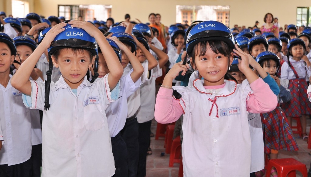 CLEAR and AIP Foundation donate helmets to students, mothers, and teachers in Hai Duong Province