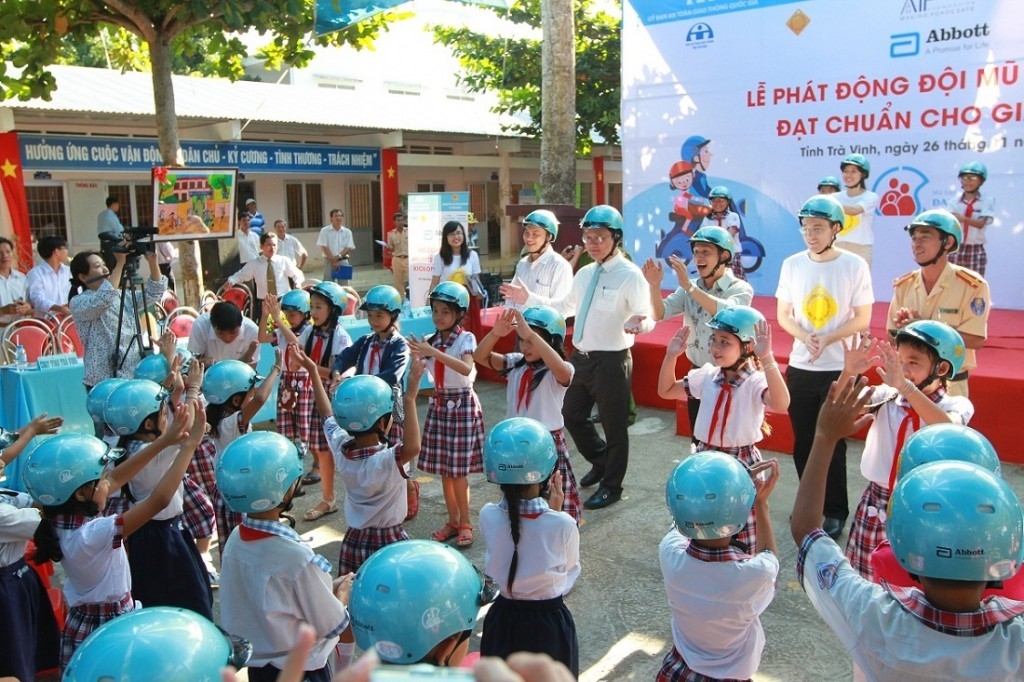 Families in Tra Vinh receive high-quality helmets and needed road safety education