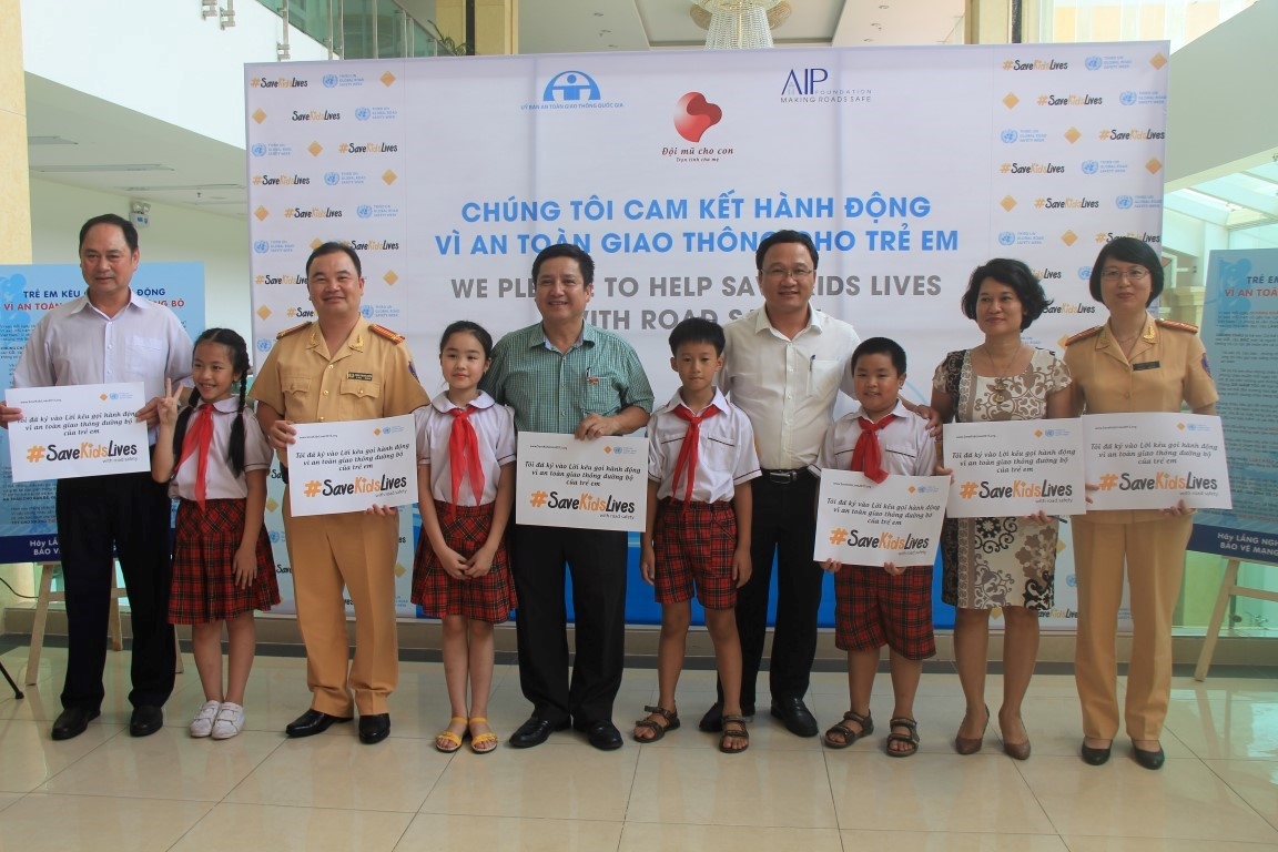 Tại hội nghị, Tiến sĩ Khuất Việt Hùng, Phó chủ tịch chuyên trách Ủy ban An toàn giao thông quốc gia tiếp nhận Lời kêu gọi của trẻ em về an toàn giao thông đường bộ