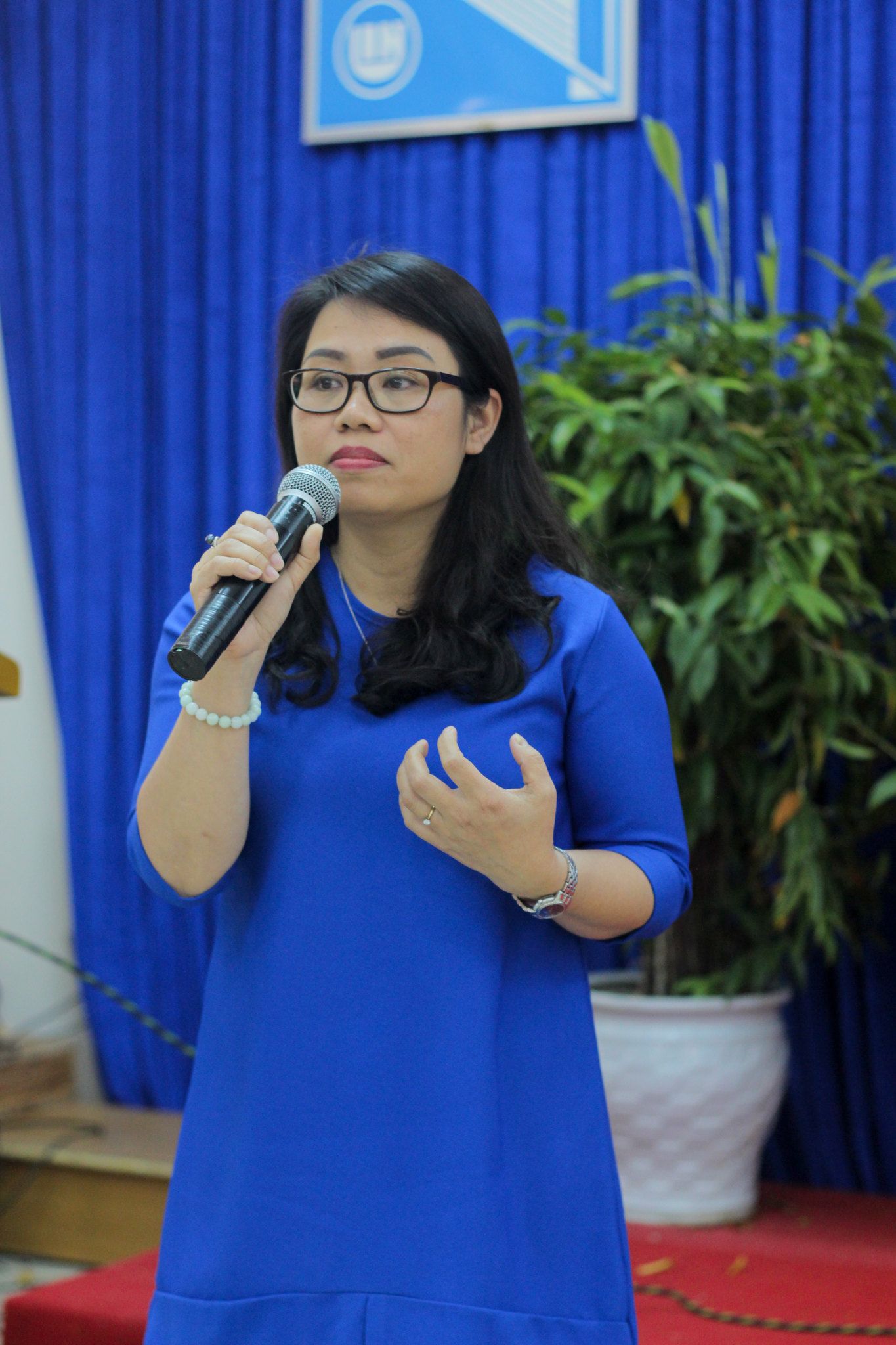 AIP Foundation’s Phuong Dinh gives her feedback on the students’ presentation