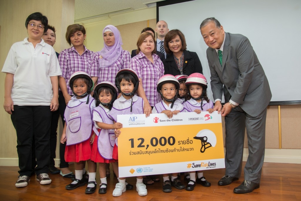 Presenting the 12,000 pledges to the Governor of Bangkok