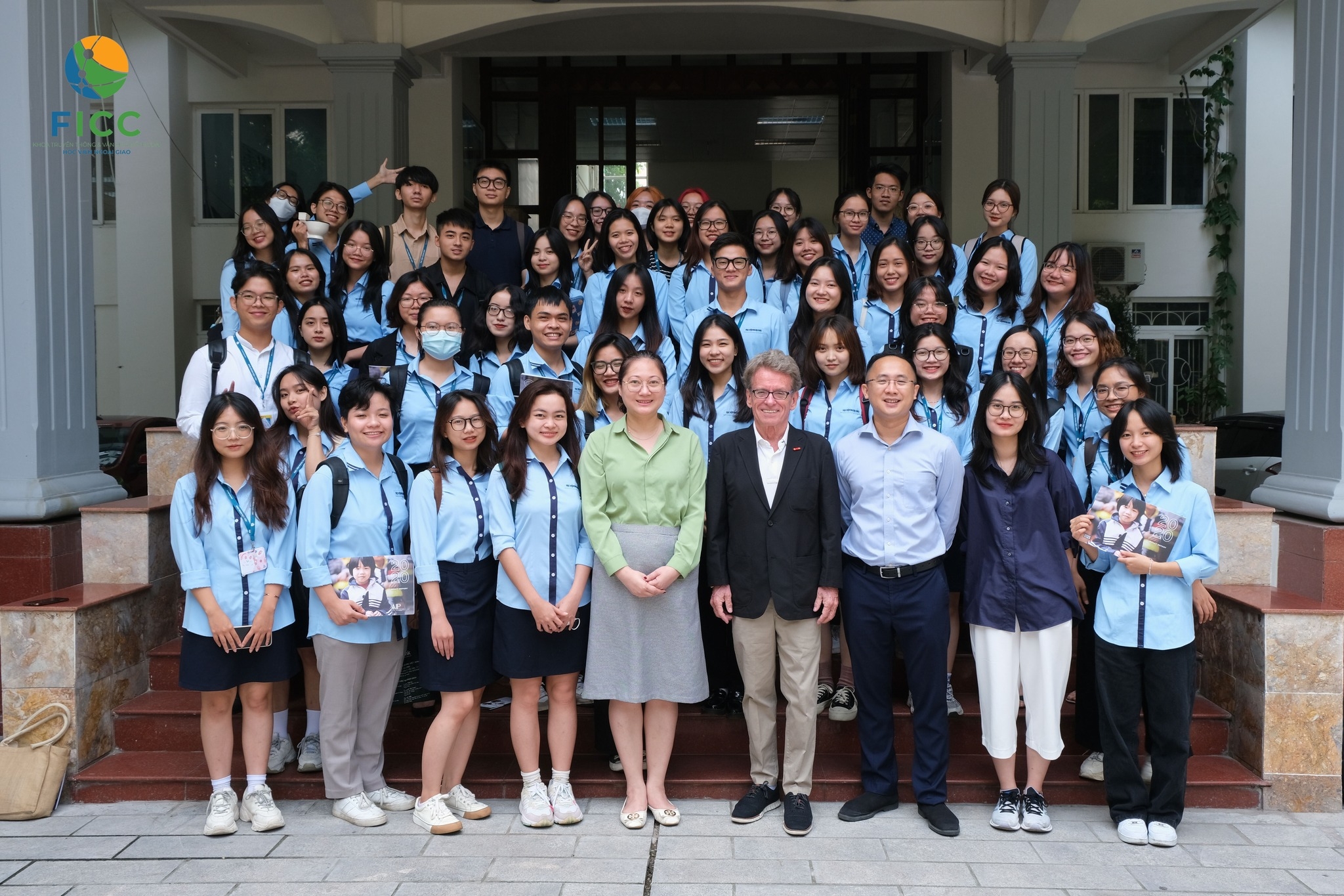 AIP Foundation Founder and President Greig Craft shares knowledge and experience with young student leaders at the Diplomatic Academy of Vietnam
