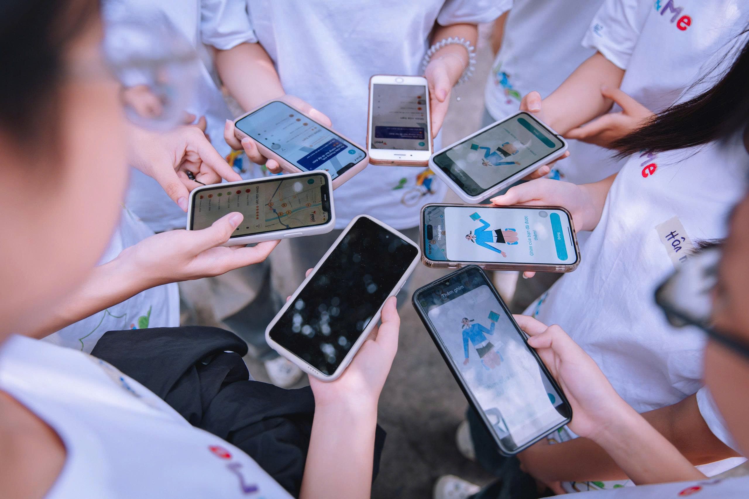 Students use the Youth Engagement App to pin point safe and unsafe locations.