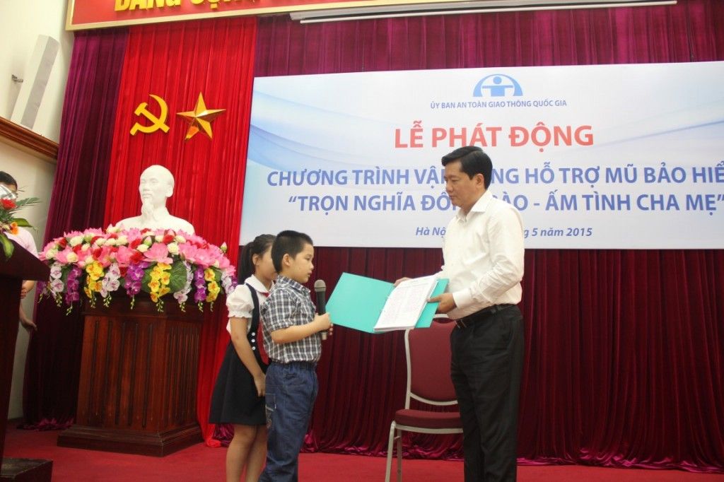 Tinh presents Child Declaration signatures to Minister of Transport, calling for action for road safety