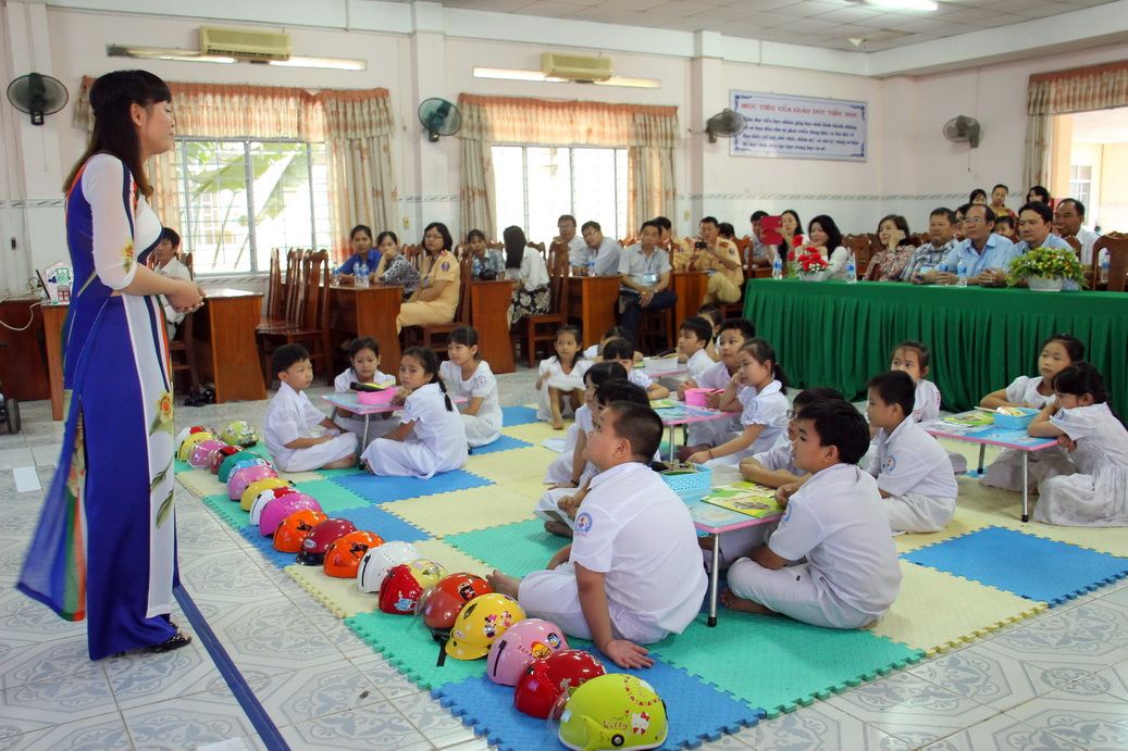 Trainings included a visit to a primary school in order to observe helmet-wearing rates and communication between police and parents