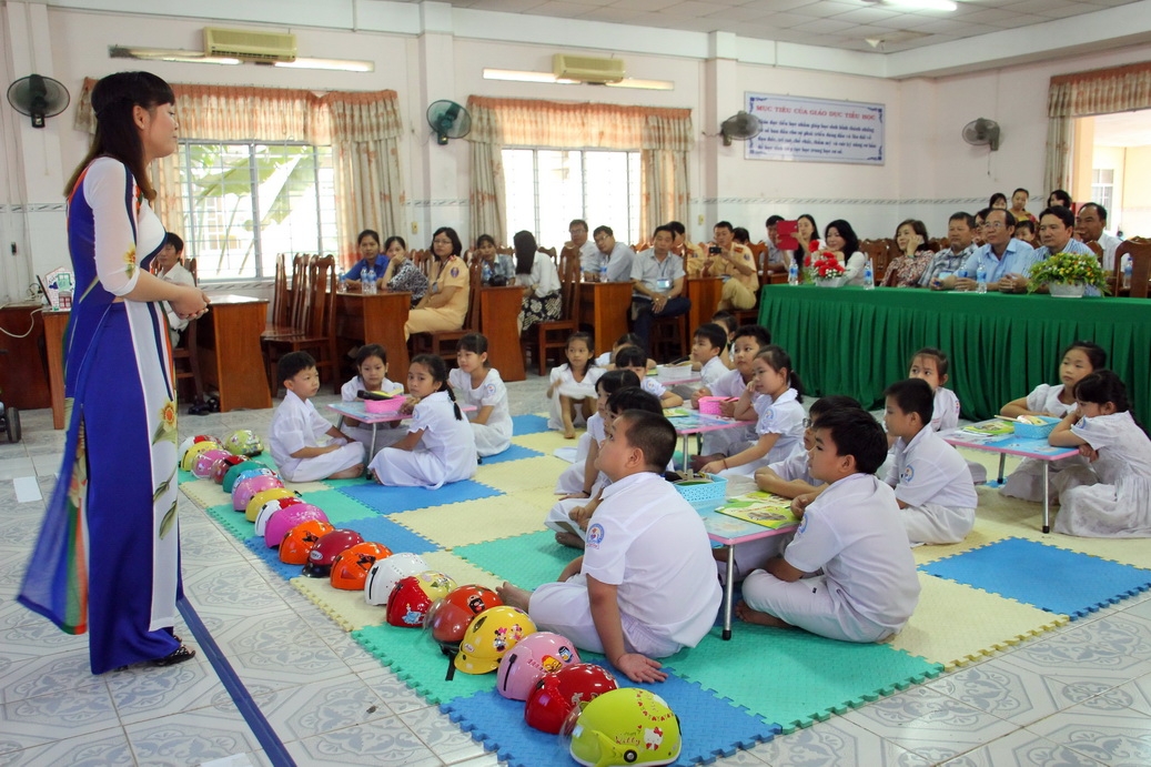 Trainings included a visit to a primary school in order to observe helmet-wearing rates and communication between police and parents