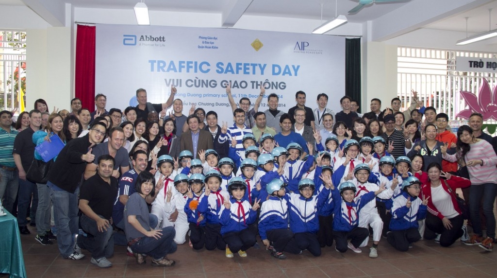 Representatives from Abbott Laboratories, the Hoan Kiem Bureau of Education and Training, and Hoan Kiem Youth Union with AIP Foundation at Traffic Safety Day held at Chuong Duong Primary School.