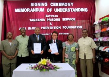 Tanzanian delegation visits Hanoi, seeks NGO advice on tropical helmet production