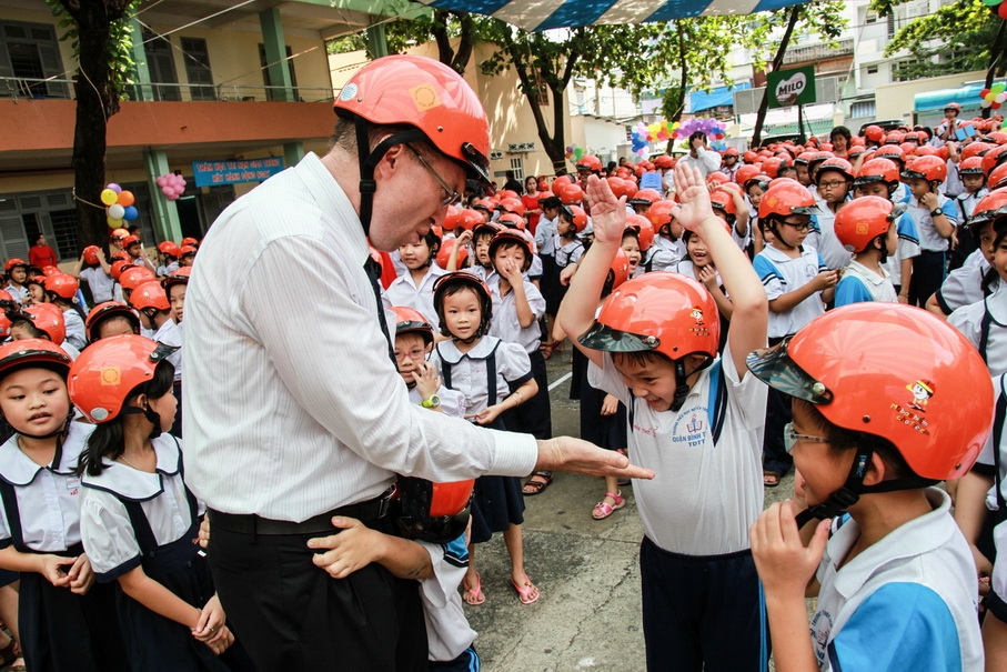 Jeff McLean, General Manager of UPS Vietnam meets students from Nguyen Trong Tuyen Primary School in Binh Thanh District