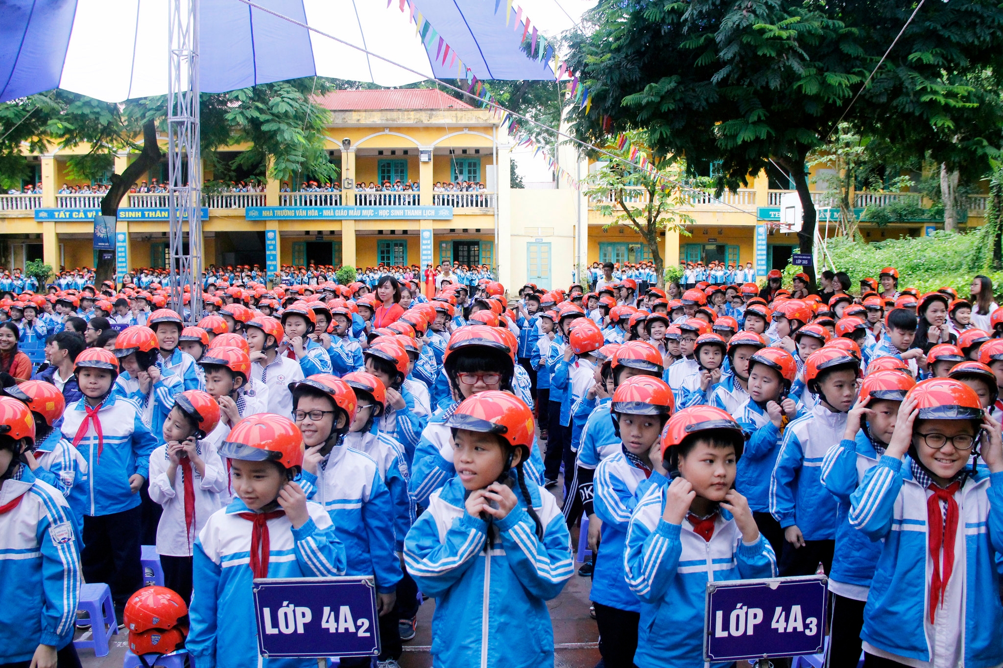 Students adjusting their helmets in accordance to the 3 rules of wearing a helmet correctly