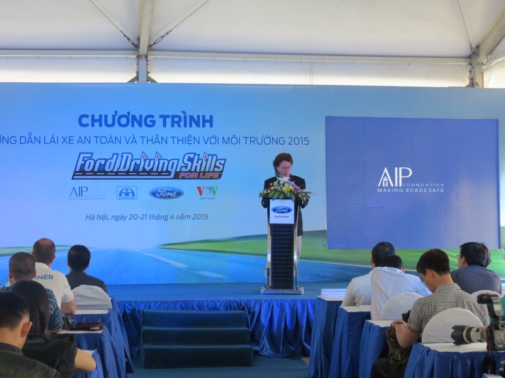 Chủ tịch Greig Craft phát biểu tại Lễ phát động Chương trình hướng dẫn lái xe an toàn và thân thiện với môi trường năm