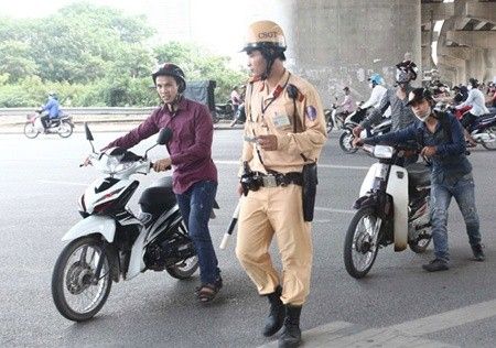 e Hanoi People’s Committee has asked the municipal Traffic Safety Committee to conduct a helmet inspection campaign alongside local police.