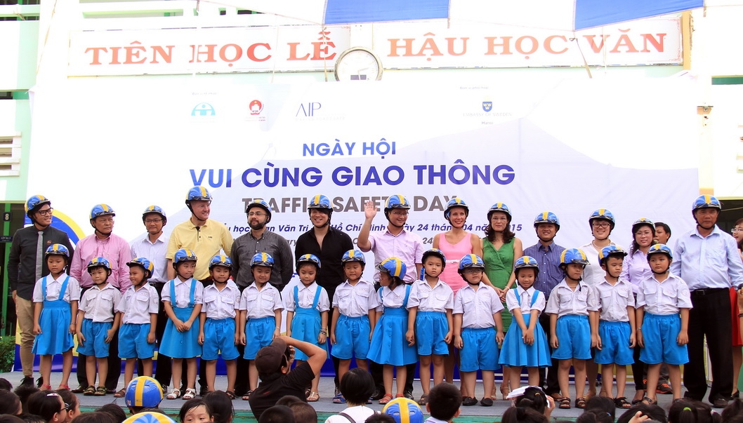 Đại diện các cơ quan chức năng, Đại sứ quán Thụy Điển, và Quỹ AIP trong ngày hội Vui cùng giao thông cùng các em học sinh