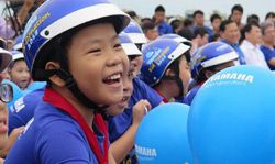 10,000 mũ bảo hiểm được trao tặng cho trẻ em ở miền trung tỉnh Bình Định trong một sự kiện được tổ chức bởi Uỷ ban An toàn giao thông Quốc gia. Nguồn: VNA/VNS Photo Manh Minh