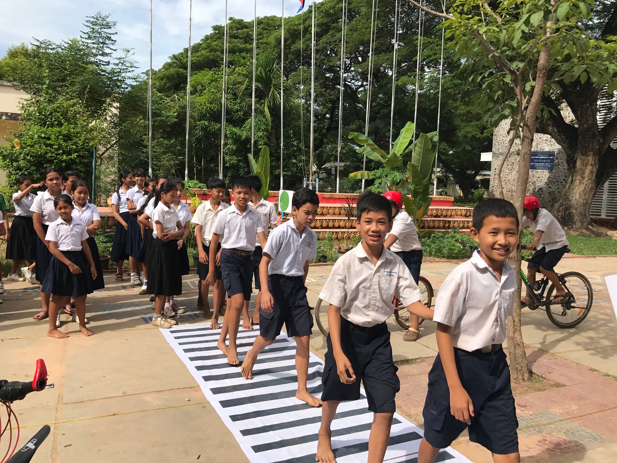 Students at Kiru Kosal Anuk Wat Primary School practice crossing the road as part of interactive road safety extracurricular activities.