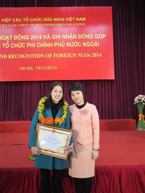 Phó Giám đốc Ban Điều phối Viện trợ nhân dân chụp ảnh cùng đại diện của Quỹ AIP, bà Nguyễn Ngọc Ánh trong Lễ trao tặng Bằng khen của Chủ tịch Liên hiệp các tổ chức hữu nghị Việt Nam.