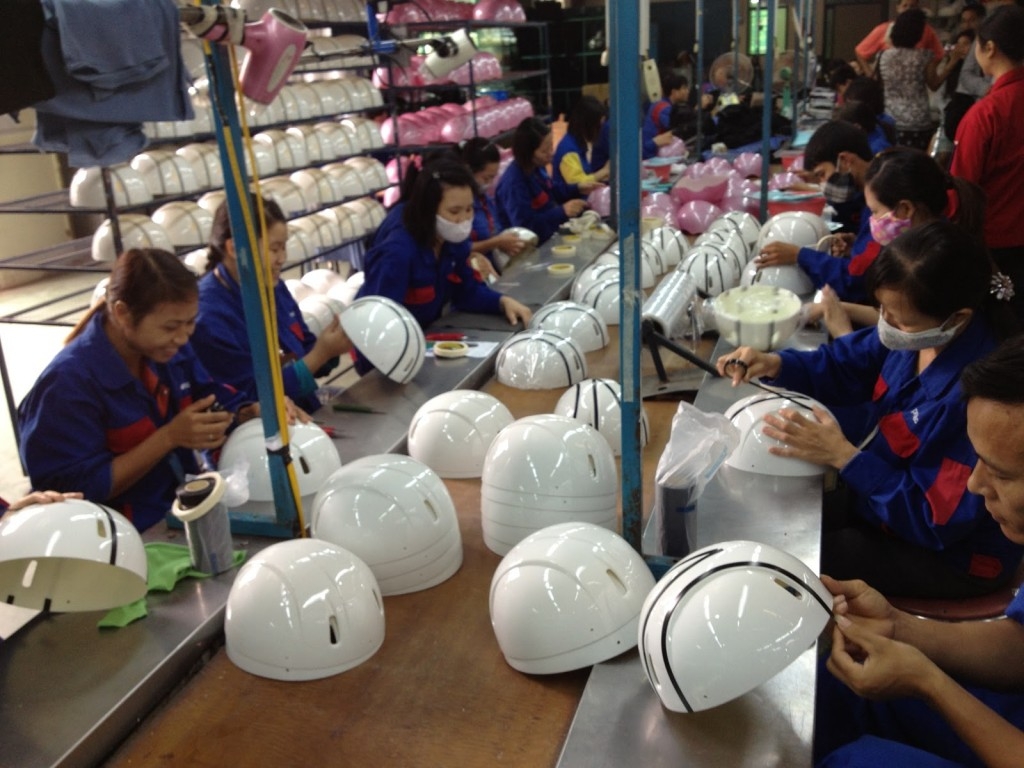 Cambodian officials visit Hanoi helmet labs to deliberate building centers in Cambodia
