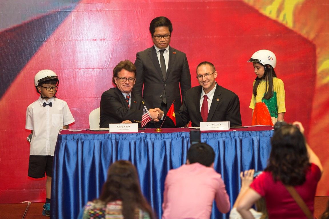 Mr. Jeff McLean, Mr. Greig Craft and Mr. Vu Tien Loc during the signing ceremony