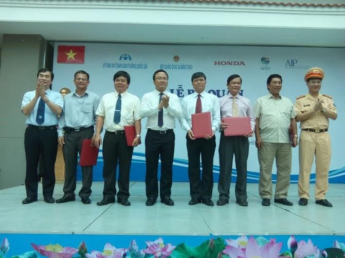 Representatives from Vinh University, Nghe An, MoET, Honda, C67, NTSC, DoET, AIP Foundation, and 1,000 students attended the launch of Traffic Safety month