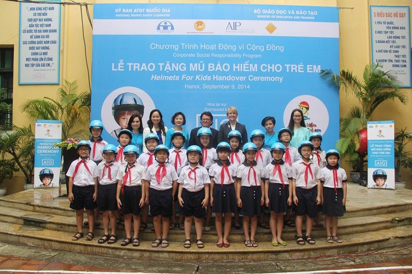 AIG donates helmets to Hanoi children