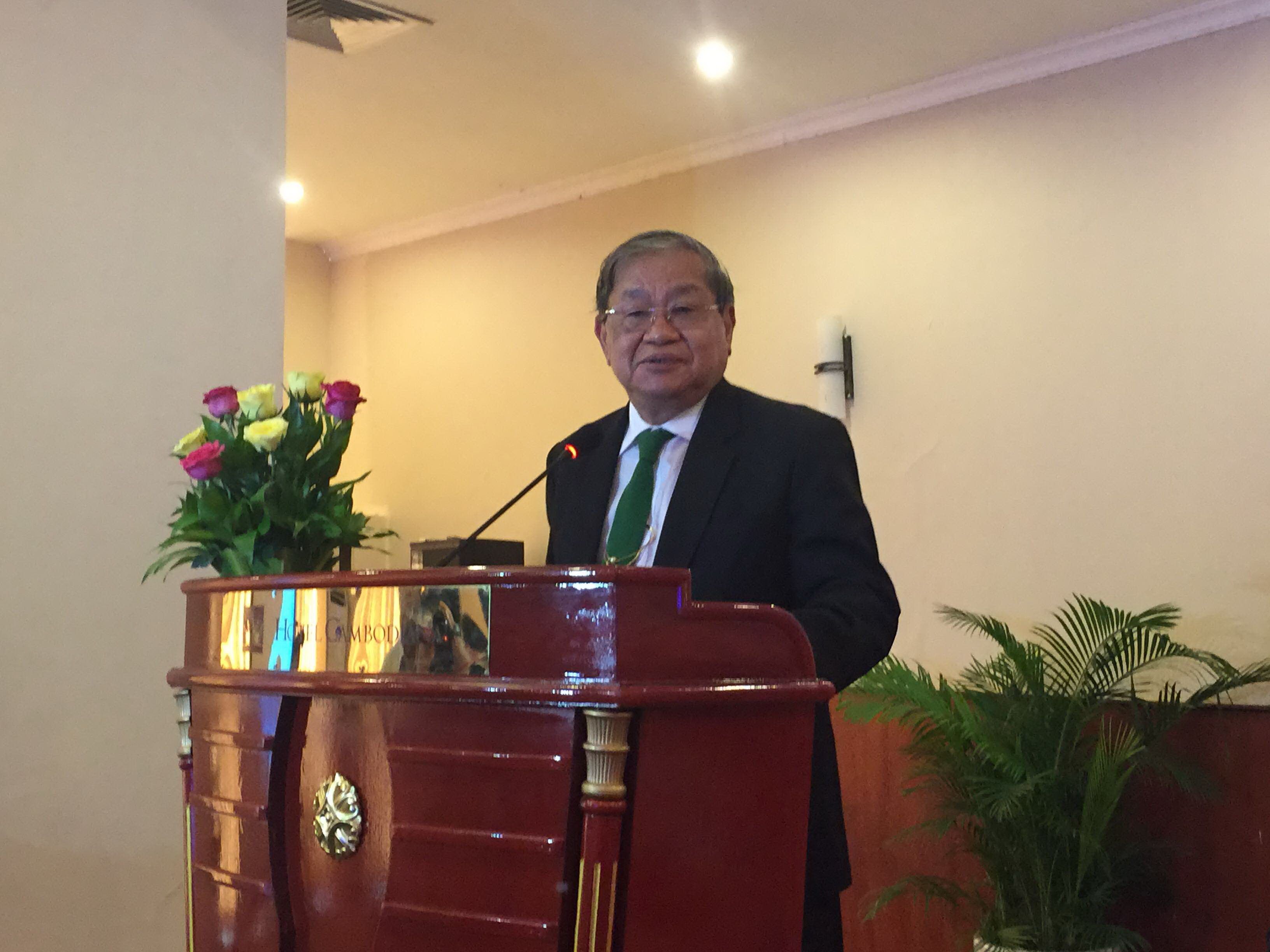 H.E Khiev Kahnarith of the Ministry of Information speaks to the 65 attendees at the forum.