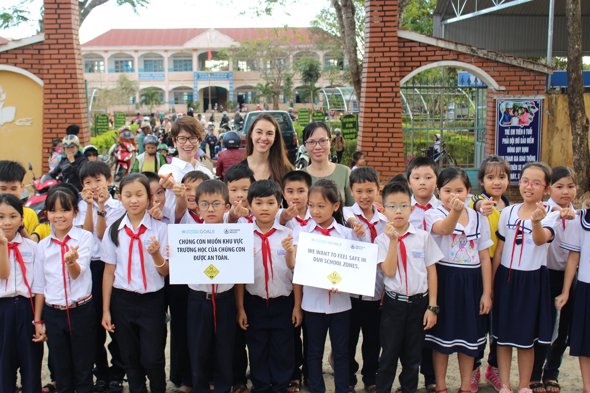FIA Foundation’s Natalie Draisin with students at Phan Dang Luu Primary School