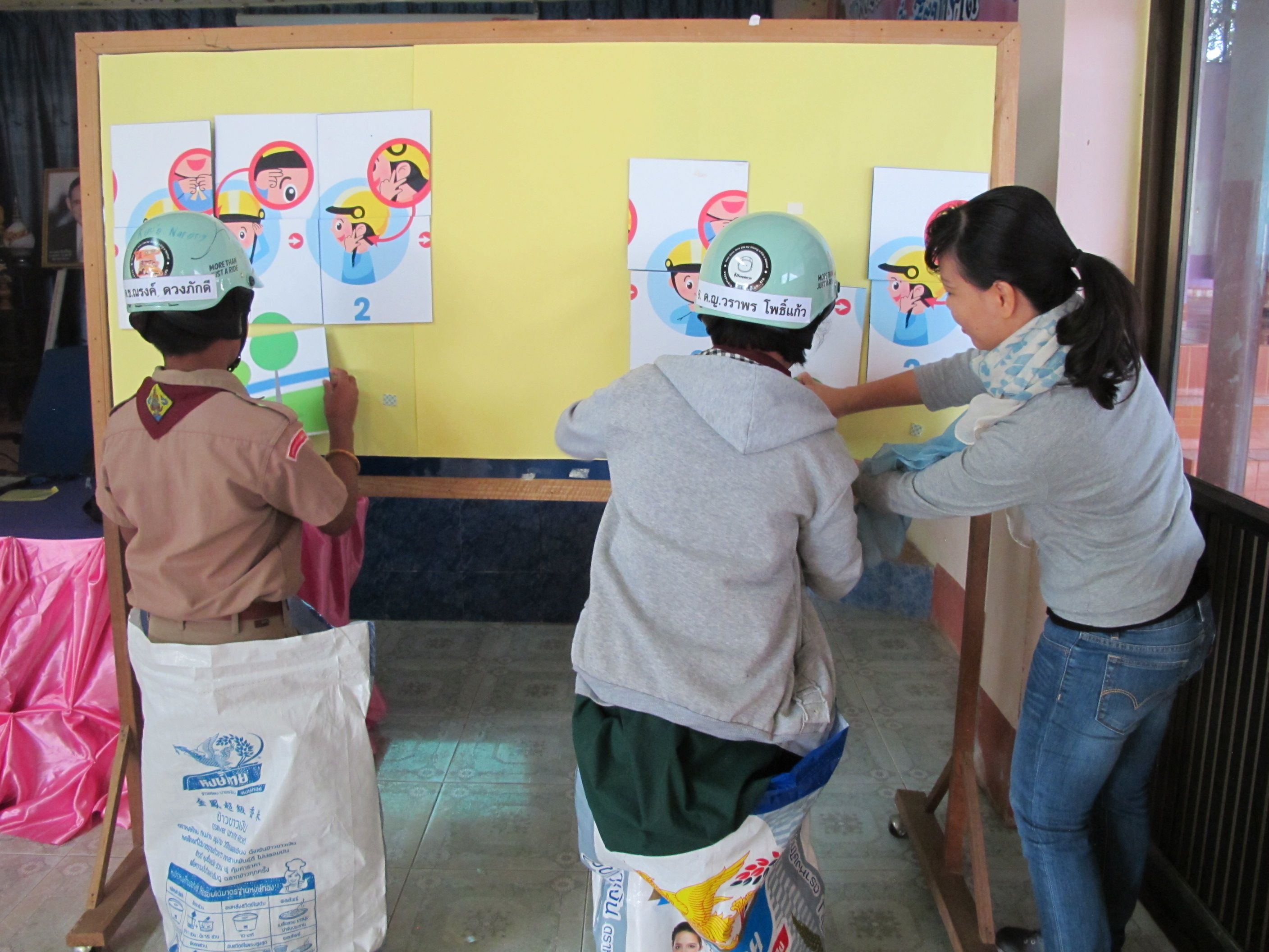 Students race to match puzzles depicting proper helmet use