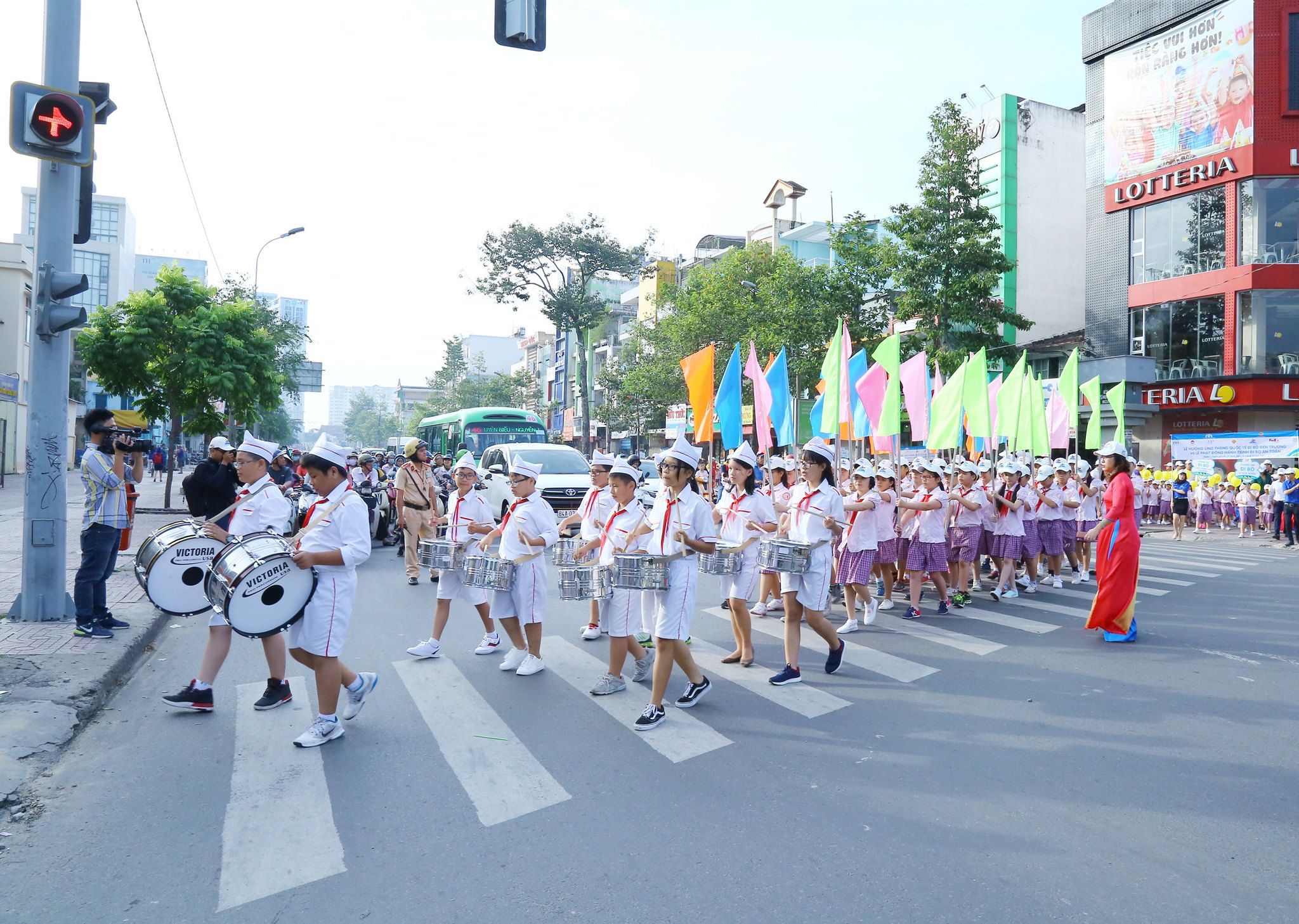 Students from Minh Duc Secondary School and Nguyen Thai Hoc Primary School walk to school in a parade to celebrate International Walk to School Month.