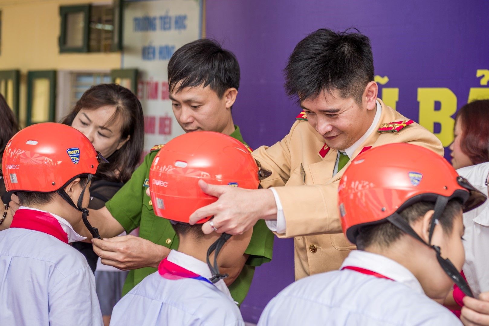 Students from Kien Hung and Bien Giang Primary Schools receive new quality helmets through Safety Delivered.