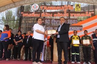 Ms Thiratee Chaijaree, AIP Foundation Thailand’s Program Consultant, receives a certificate of participation.