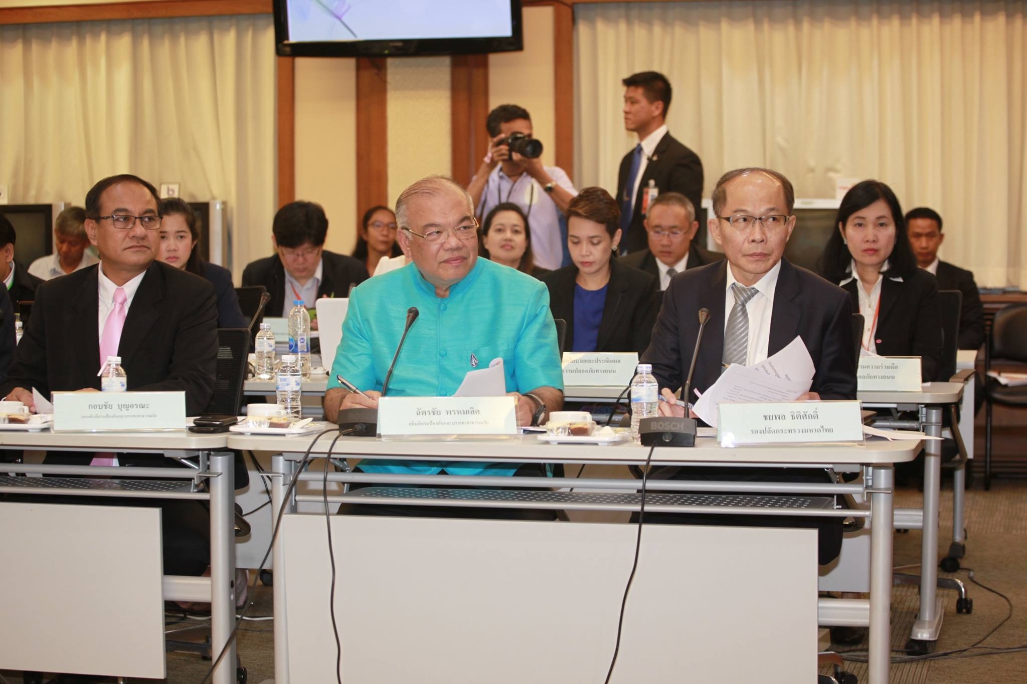 Government officials, including Mr. Chatchai Phromlert (center), Director General of the Department of Disaster Prevention and Mitigation, participate in the National Meeting of the Policy Committee to Prevent and Reduce Road Accidents.