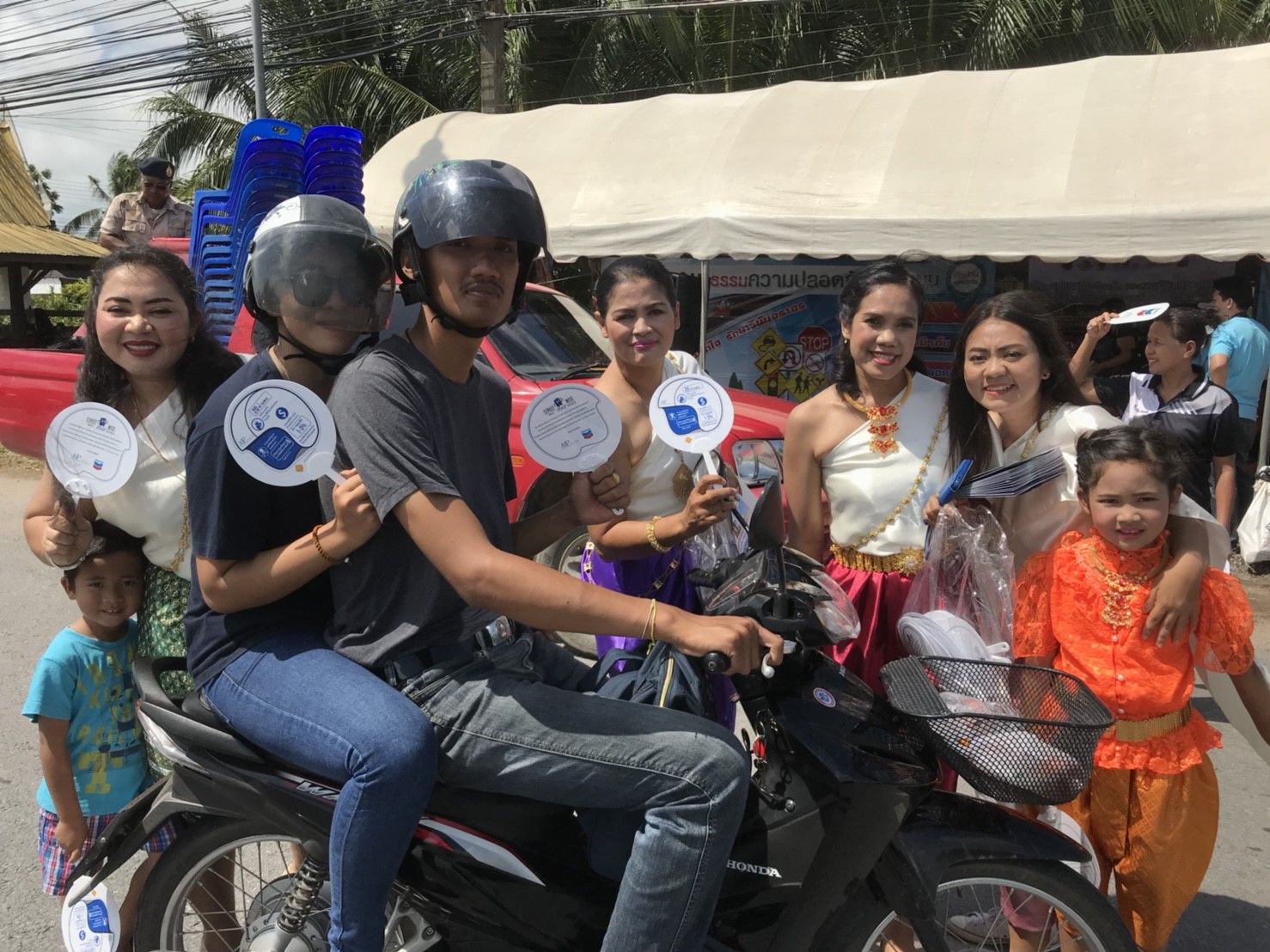 Drivers and passengers passing through the checkpoint received hand fans and towels from Street Wise participants dressed in traditional Thai outfits.