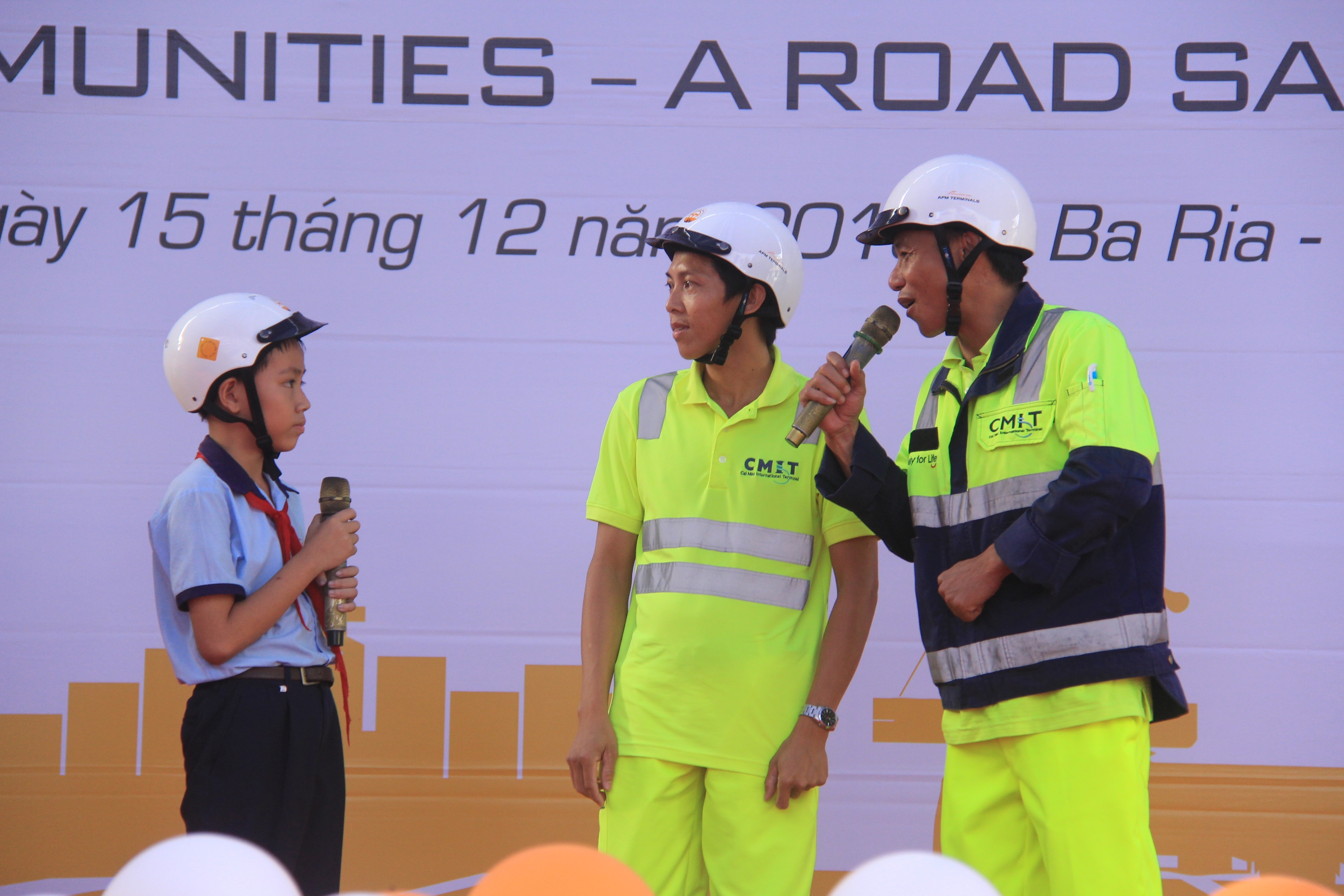 Truck drivers from Cai Mep International Terminal (CMIT), a subsidiary of APM Terminals, teach students how to properly wear their helmets.