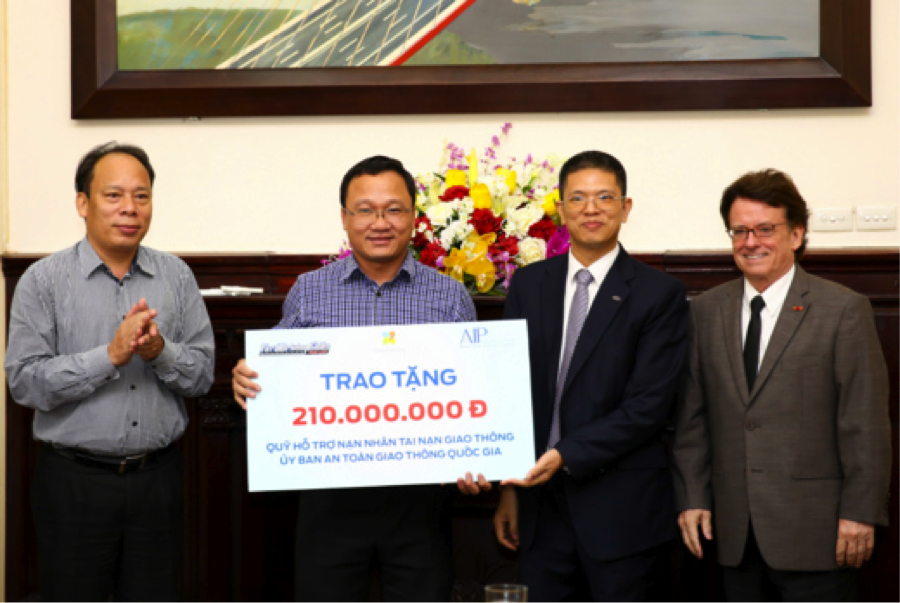 Từ trái sang phải: Ông Nguyễn Trọng Thái, Chánh văn phòng Ủy Ban ATGT quốc gia; TS. Khuất Việt Hùng, Phó Chủ tịch chuyên trách Ủy ban ATGT quốc gia; Ông Phạm Văn Dũng, Giám đốc điều hành Ford Vietnam; Ông Greig Craft, Chủ tịch Quỹ AIP